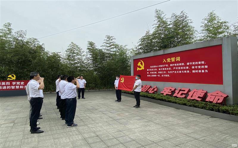 金核地勘公司党总支组织开展“传承红色精神 学习立异理论 助推公司生长”党性教育运动