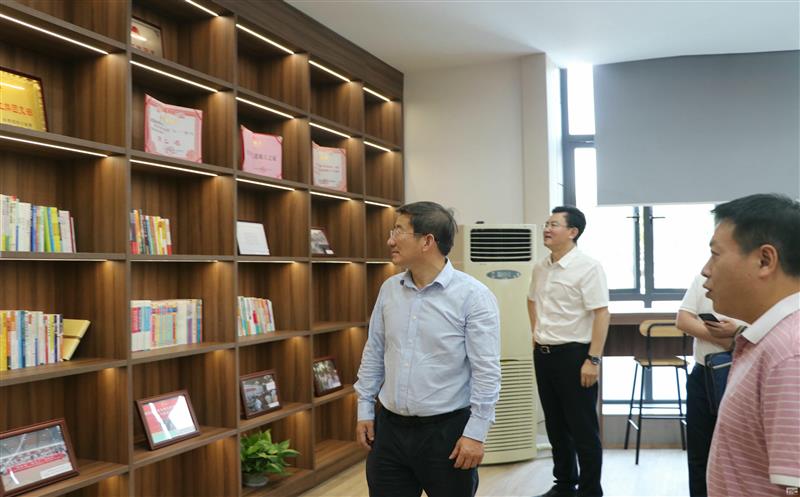 省自然AG真人娱乐投资集团党委委员、职工董事、工会主席杜春茂一行调研蜀通建设集团