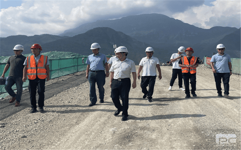 省自然AG真人娱乐投资集团党委委员、副总司理杨金川到核西南建设集团雷波三峡中学建设项目开展防灾减灾清静检查