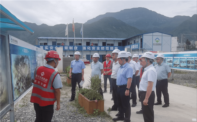 集团向导到核西南建雷波三峡中学建设项目调研并开展慰问运动