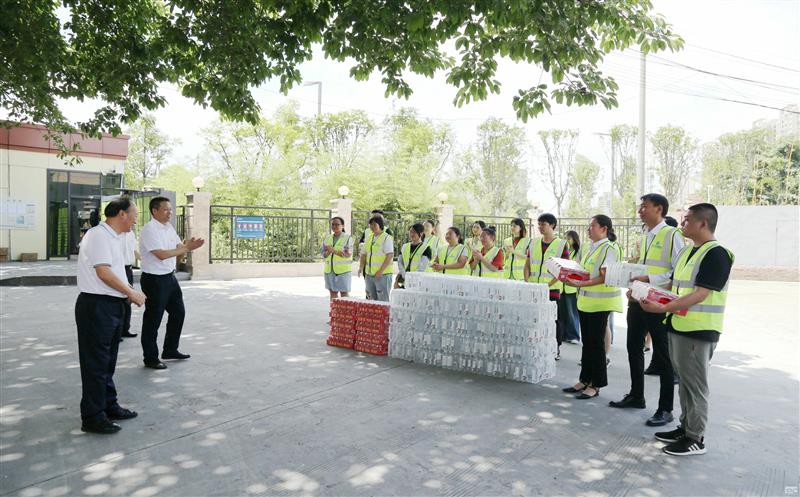 集团向导到测绘公司宣贯省委十二届五次全会精神，开展夏送清凉运动