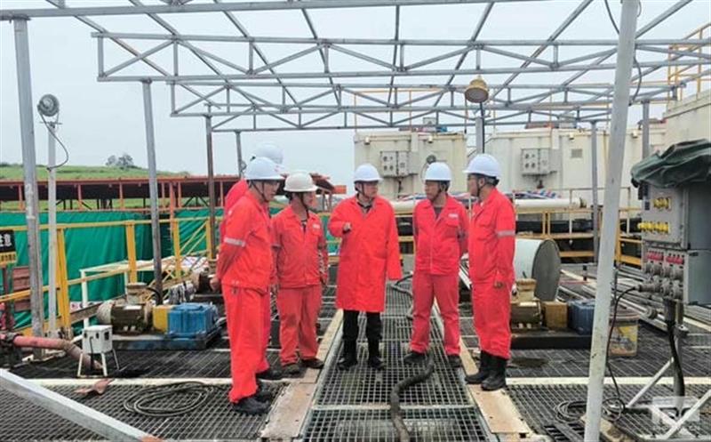 公司向导赴川庆钻井一体化效劳项目探望慰问一线职工并督导清静生产事情